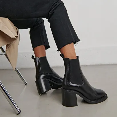 Boots with heels in black leather