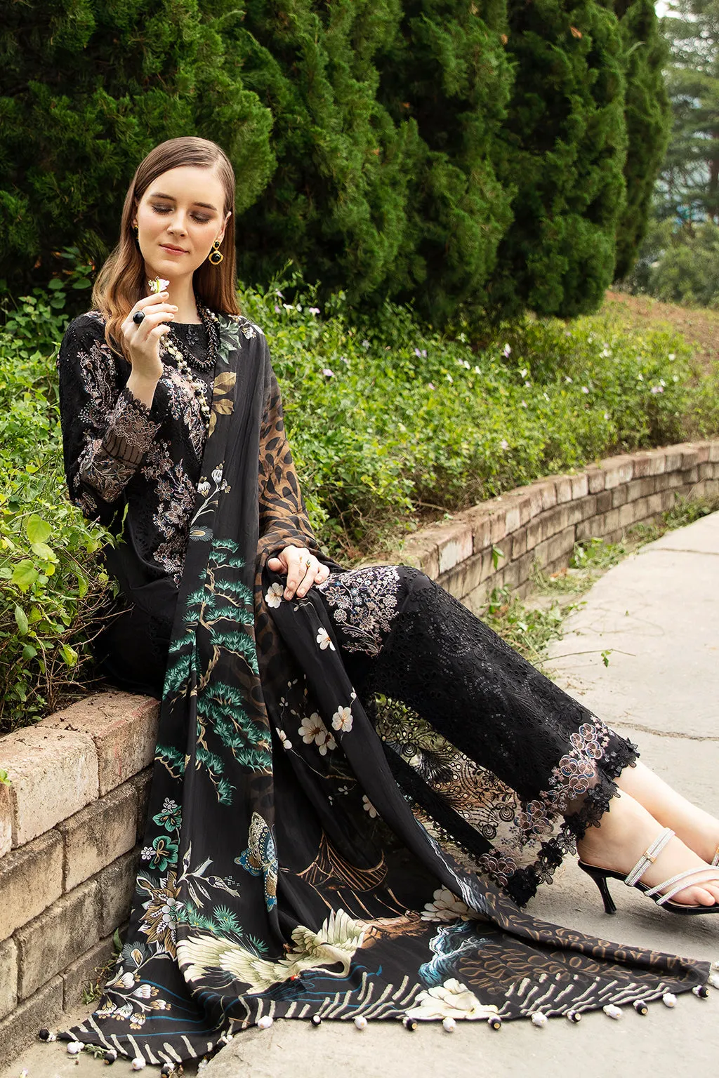 Ramsha Andaz Vol-08 Embroidered Luxury Lawn Unstitched 3Pc Suit Z-801