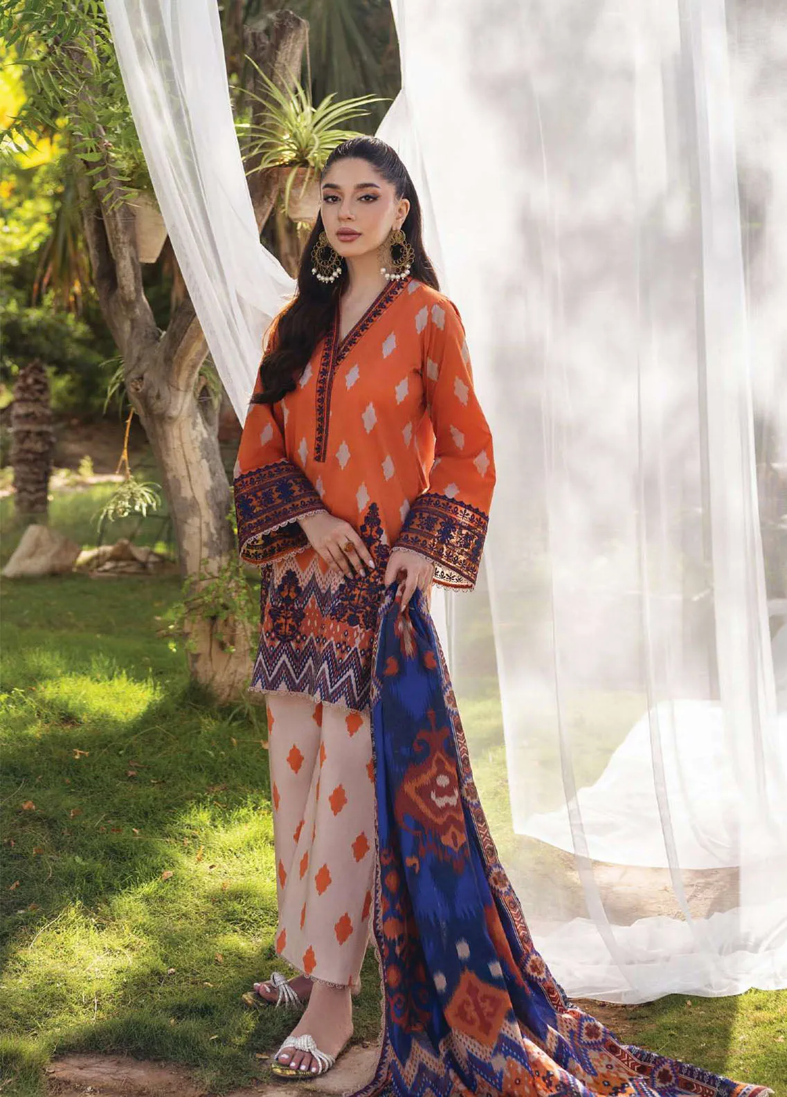 Tahra By Zainab Chottani Embroidered Lawn 3 Piece Unstitched Suit ZC24T 8A LIZA